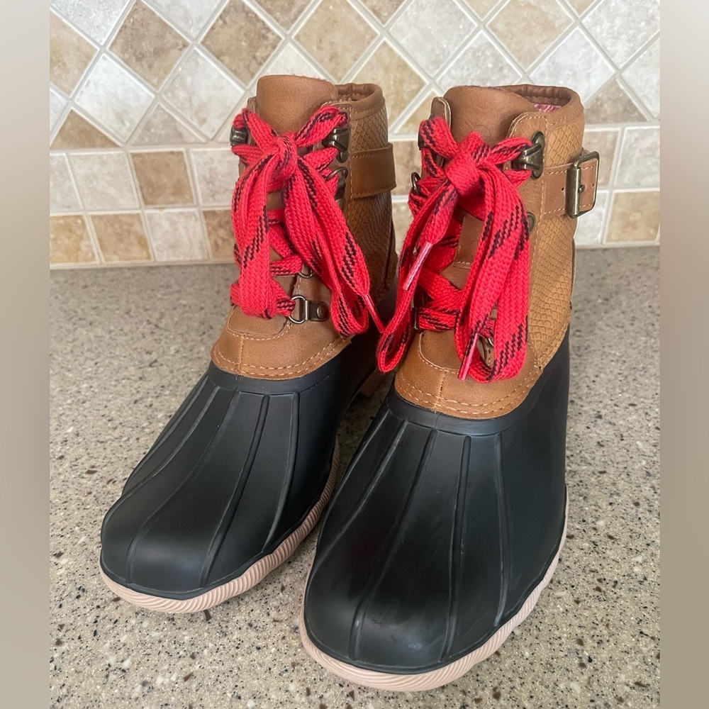 Maurice’s Women’s Jade Side Buckle Lace Up Duck Boot Size 8
